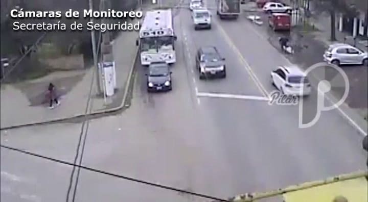 Las cámaras de monitoreo muestran a Melany caminando por la calle - Fuente: Secretaría de Seguridad