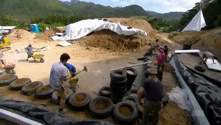 Una pareja construyó una vivienda con 1100 neumáticos
