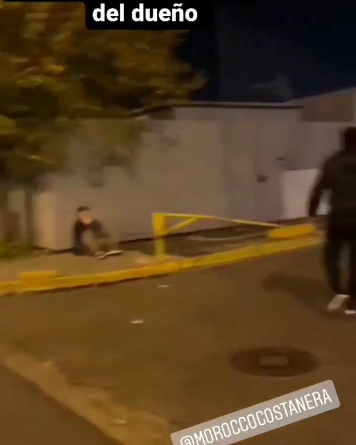El momento de la golpiza a un joven en un boliche de la costanera