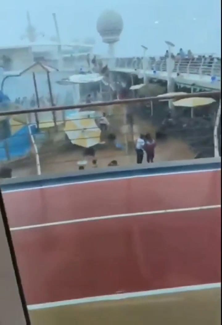 Algunas personas corrían en busca de un lugar para resguardarse, otras se aferraban a la barandilla