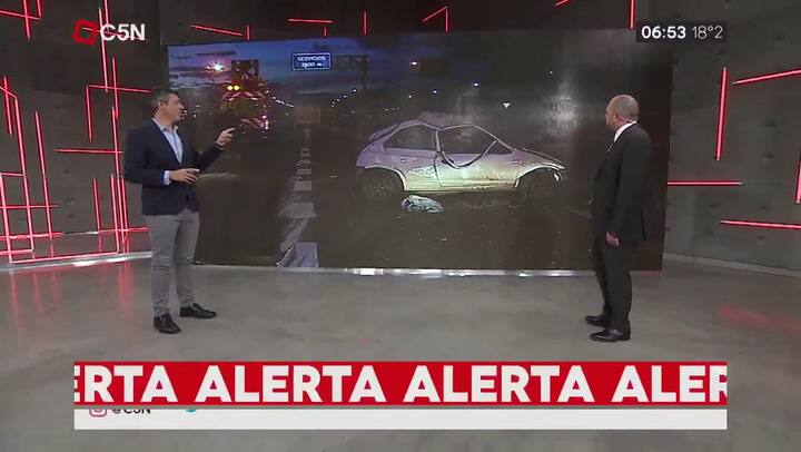 Choque y vuelco entre un auto detenido y un camión que llevaba 6000 kg de carne - Fuente: C5N