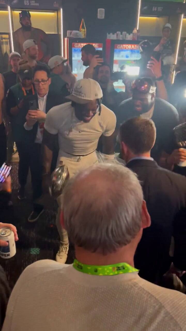 Así festejó Lurie en el vestario de Philadelphia Eagles