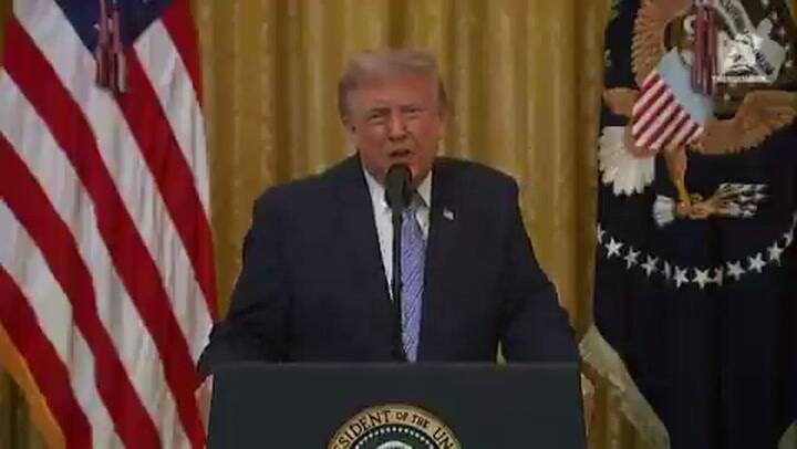 Trump apunta contra las cadenas norteamericanas por no transmitir su discurso.