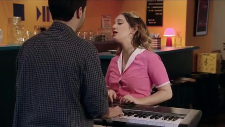 Agustín Casanova y Angela Torres cantan No juegues con mi corazón en Simona
