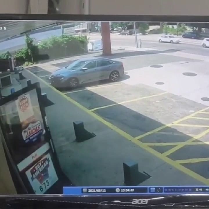 Un ladrón quiso robarle el auto a un luchador de UFC y terminó rogando por su vida.