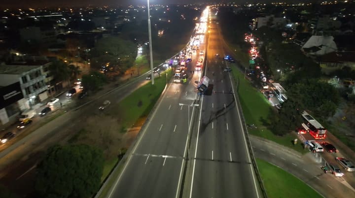 Chocaron un colectivo y un auto en la General Paz y hay corte total en ambas manos
