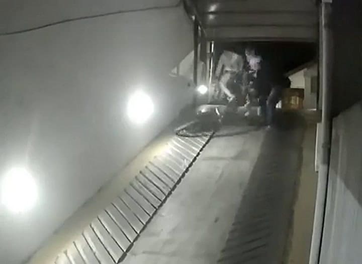 Levantaron un portón para robar motos y bicicletas