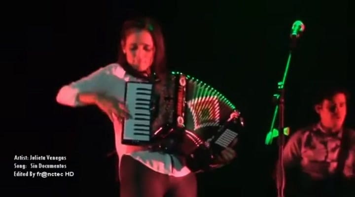 “Sin documentos” - Los Rodríguez por Julieta Venegas