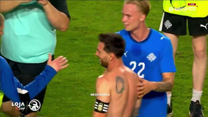 Messi fue abordado por el hijo de Eiður Guðjohnsen al final del encuentro contra Islandia