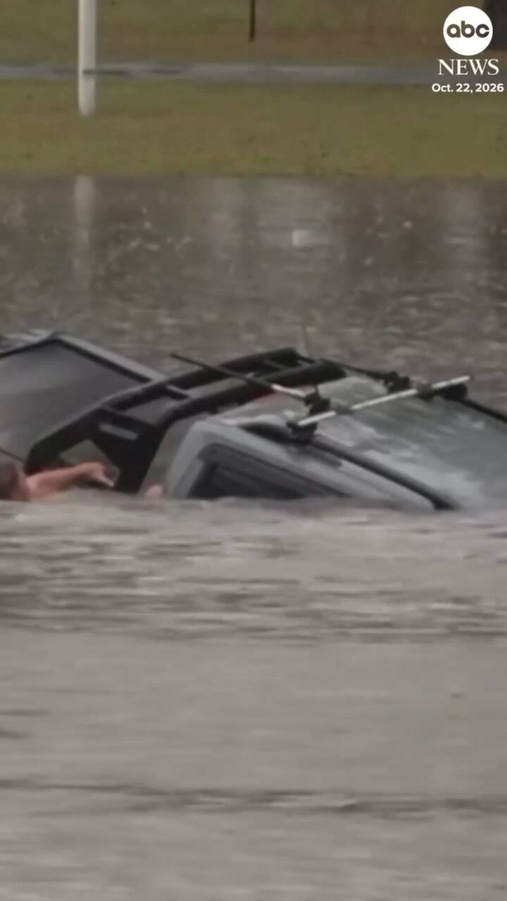 Un periodista australiano abandonó una transmisión en vivo para salvar a un conductor de un auto que se hundía durante una inundación