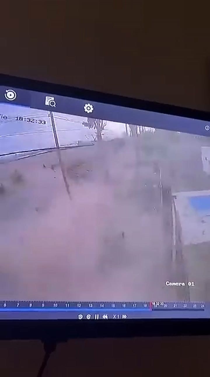 El momento en que un árbol cae Sobre Un Repartidor