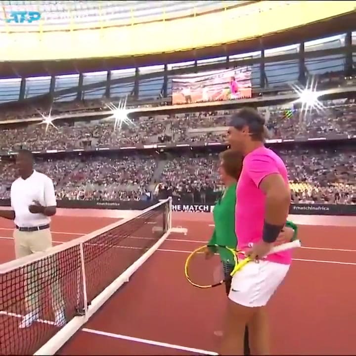 La madre de Roger, Lynette Federer, abraza a su hijo y a Rafael Nadal - Fuente: Twitter @TenisZoneOK
