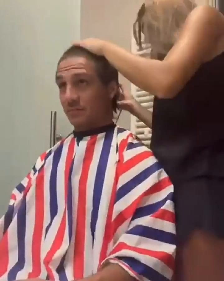 Así se rapó Kevin Mac Allister para donarlo