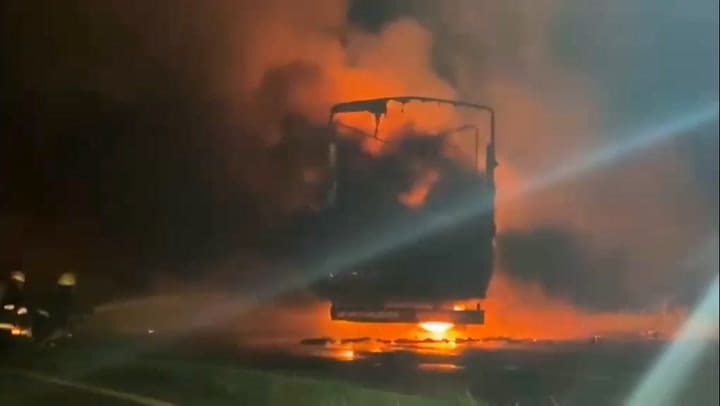 Complejo Zárate-Brazo Largo: chocaron dos camiones en la ruta 12, se prendieron fuego y murió uno de los conductores