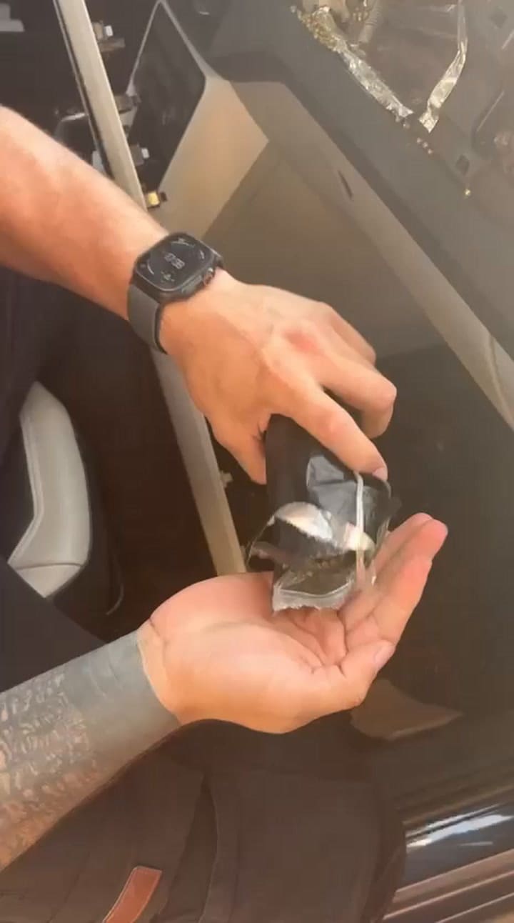 Un agente inspecciona el interior del automóvil brasileño y localiza sectores modificados con doble fondo