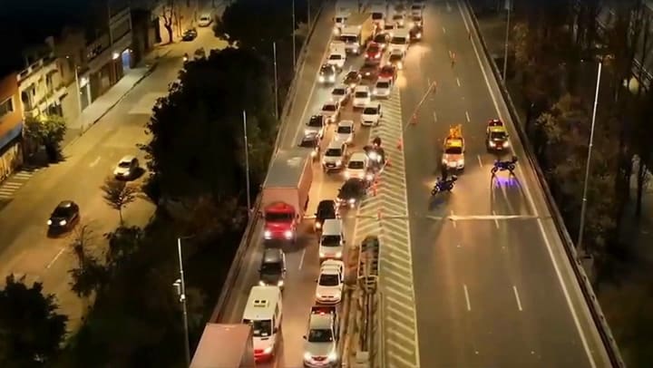 Caos de tránsito en la Autopista 9 de Julio sur tras la muerte de un motociclista