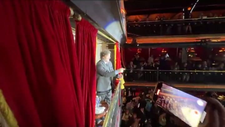 Javier Milei asistió al desfile por los 50 años de carrera de Roberto Piazza
