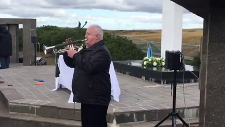 Omar Tabárez vuelve a Malvinas 37 años después con la misma trompeta que usó en 1982