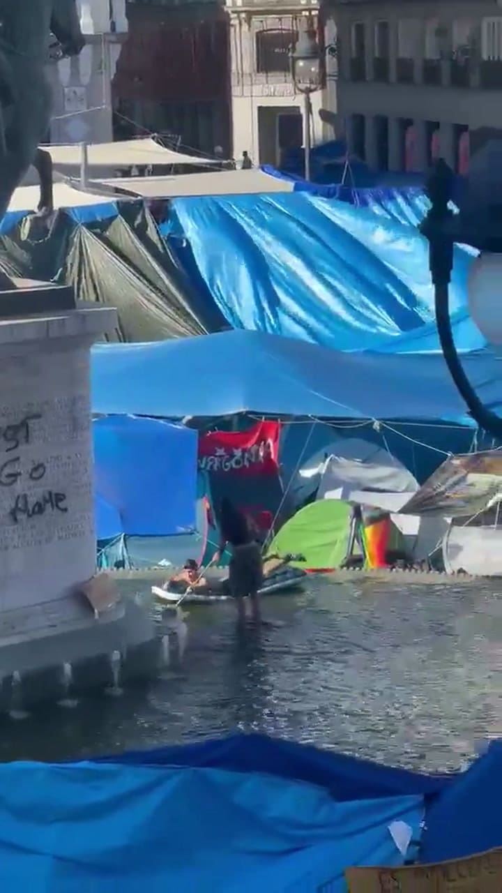 Los acampantes de la Puerta del Sol usan la fuente de pileta