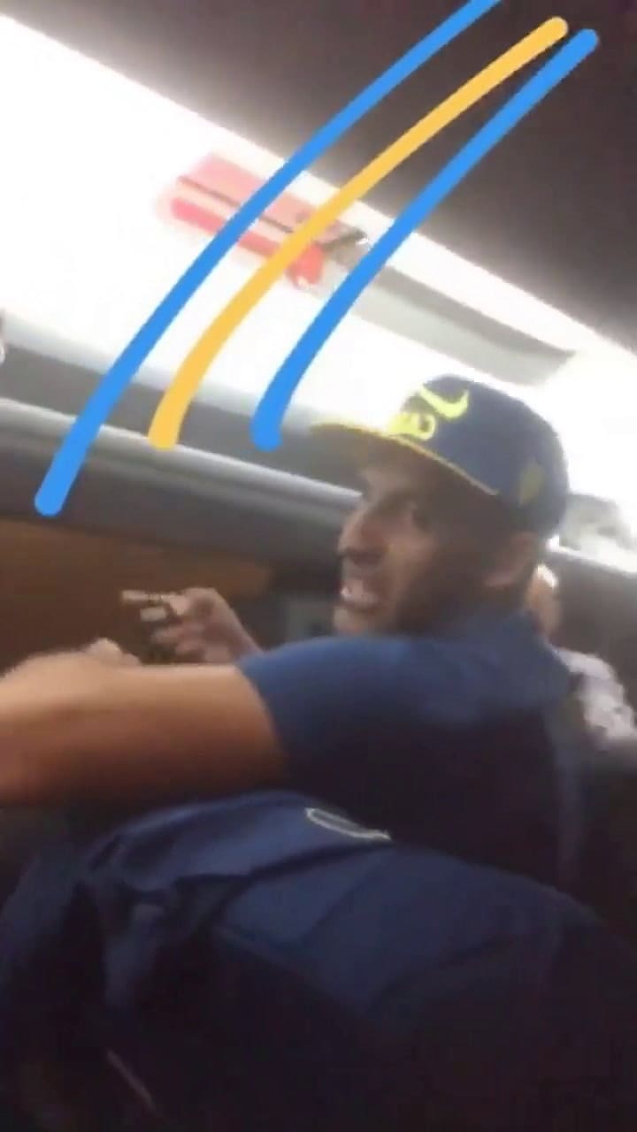 El festejo de los jugadores en el micro y en el campo de juego - Fuente: Instagram