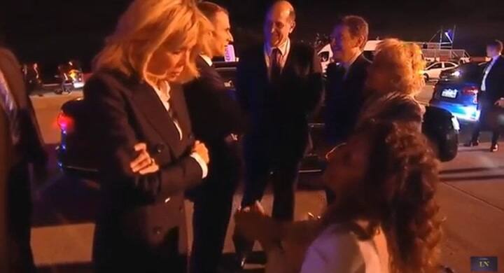 Gabriela Michetti charlando con la primera dama de Francia