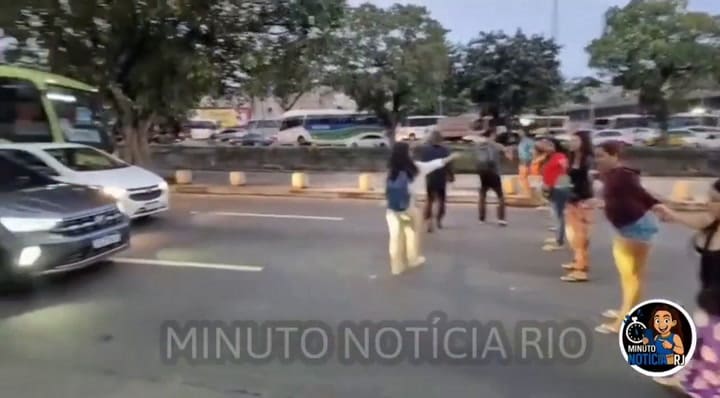 Los familiares de las víctimas protestan en frente al IML