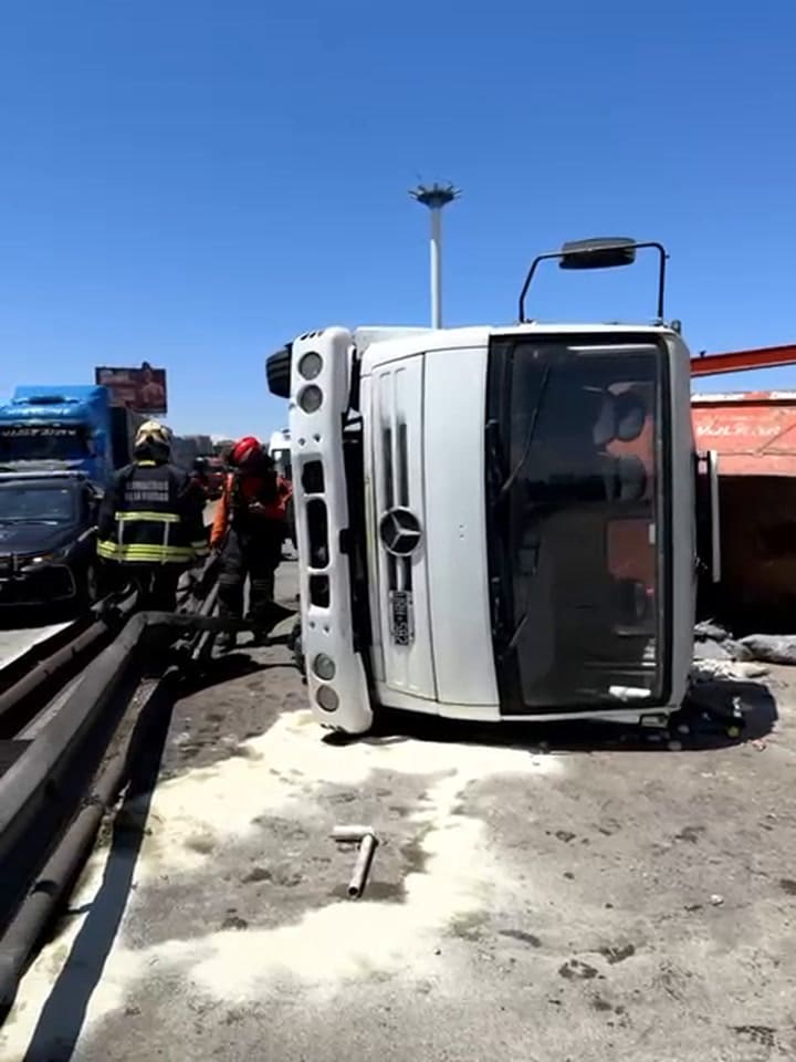 Un camión volcó en la General Paz, a la altura de Puente Saavedra