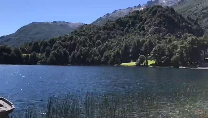 La columna 'Juana Azurduy' ya instalada en muelle de la estancia de Joe Lewis, en Lago Escondido