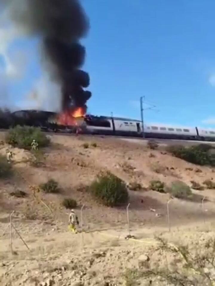 Parte de uno de los vagones se incendió tras el choque