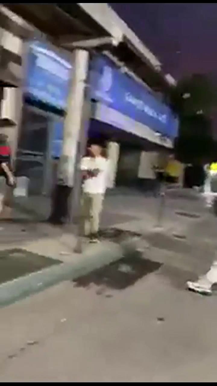 Un grupo de jóvenes arrojó sillas contra un bar en Mendoza