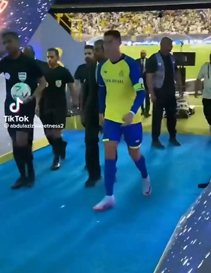 La polémica reacción de Cristiano Ronado tras recibir un grito en favor de Messi