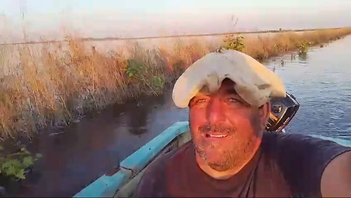 Inundaciones en Bolívar: productores llevan comida en bote a los trabajadores rurales aislados