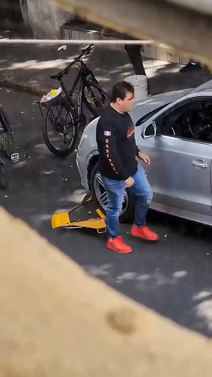 El momento de furia del conductor