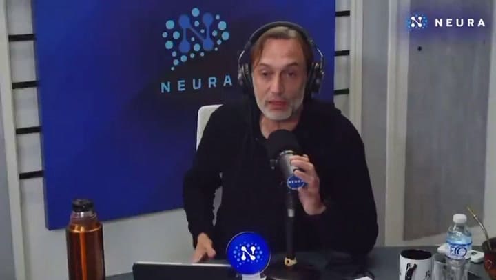 El momento en que Alejandro Fantino se levanta de la entrevista para ir al baño