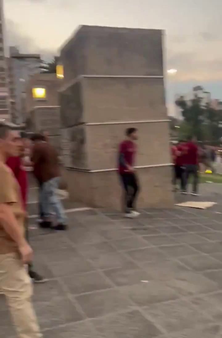 Militantes de izquierda y libertarios se pelearon en plena calle durante la visita de Milei en Córdoba