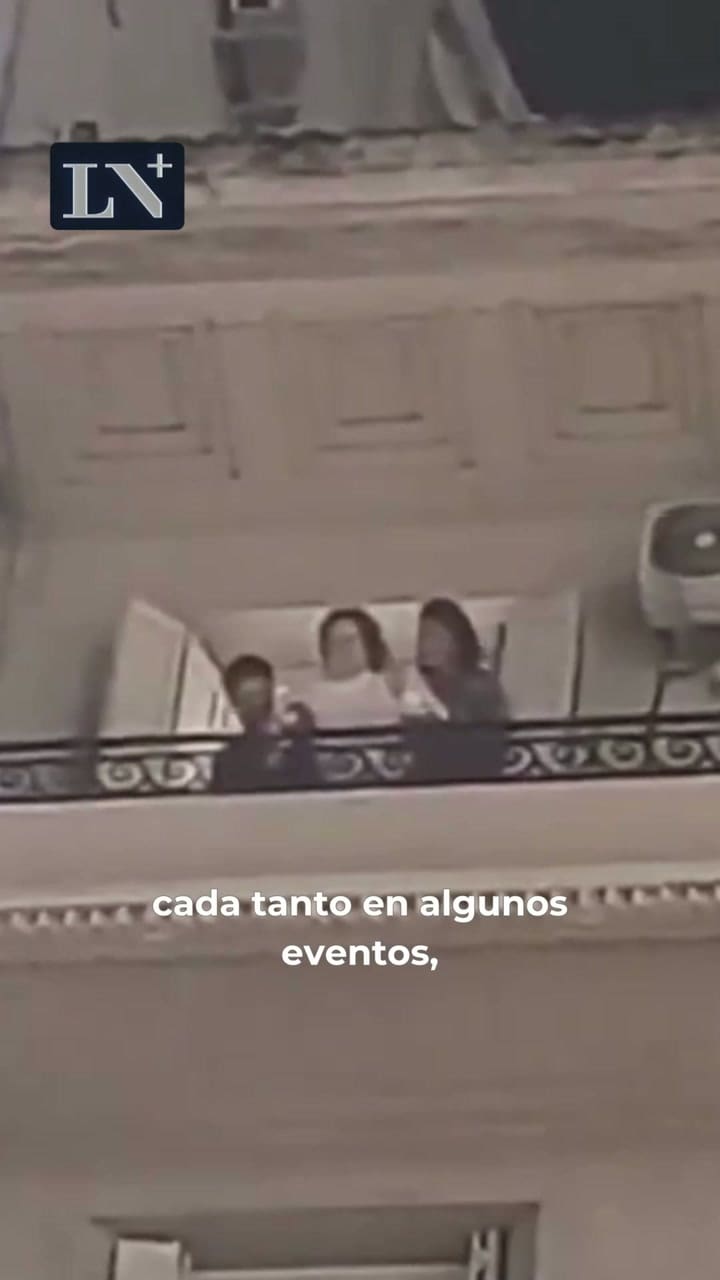 Charly García salió al balcón y saludó a sus fans