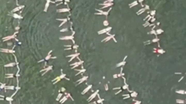 Video: por qué cientos de personas se reunieron para flotar en la laguna de Mar Chiquita