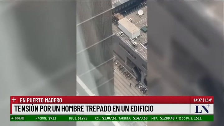 Puerto Madero: tensión por un hombre trepado en un edificio