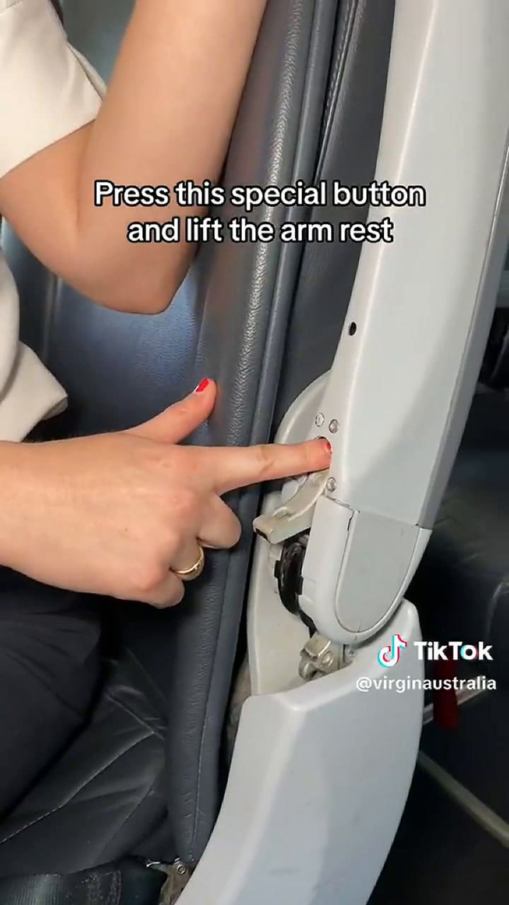 Una azafata mostró un truco para viajar de manera más cómoda en un avión