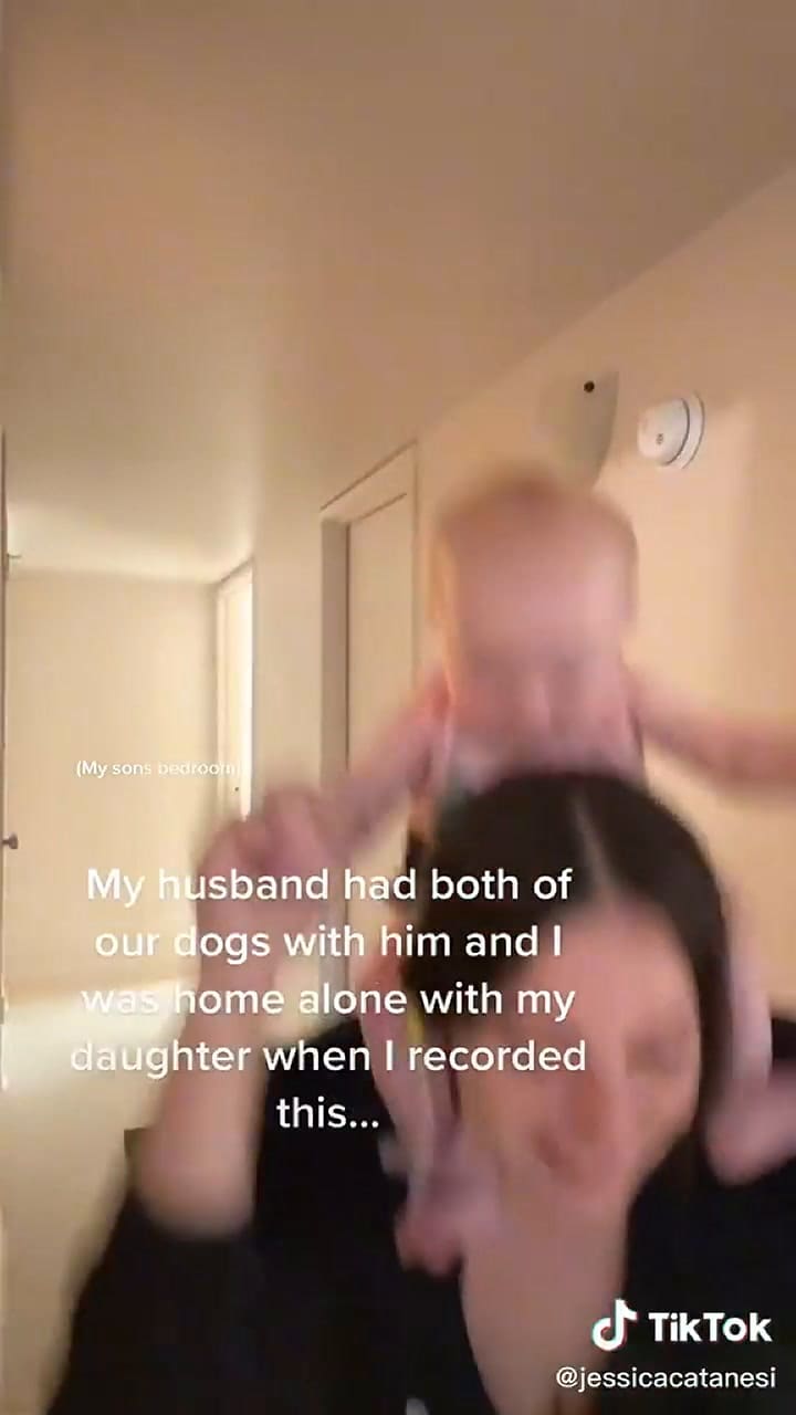 Filmó un tierno vídeo con su bebé y una sombra debajo de la cama le provocó escalofríos