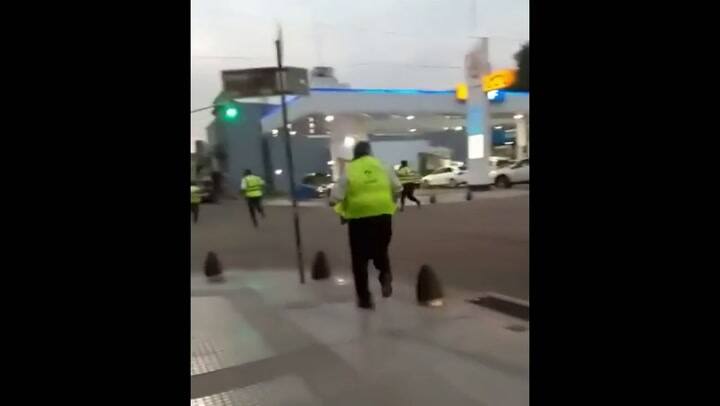 Un conductor escapó de un control de tránsito y arrastró a un inspector en el capot