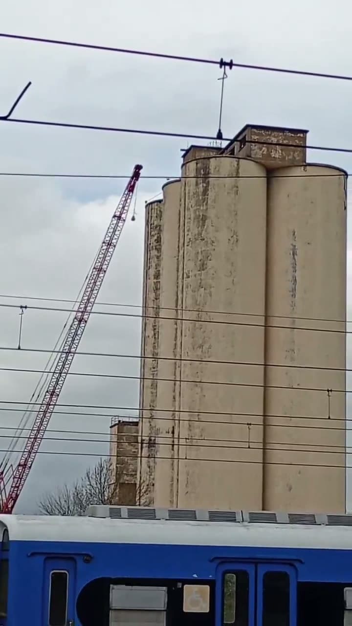Inicio de la demolición de los silos de la cervecería Bieckert en Llavallol