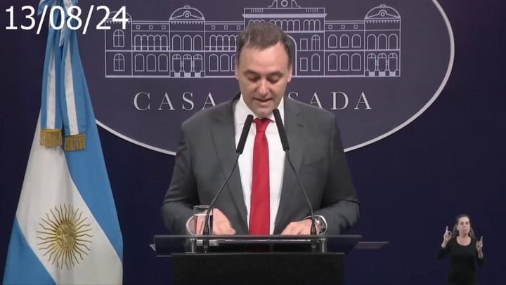 Adorni, contra los familiares en aviones oficiales