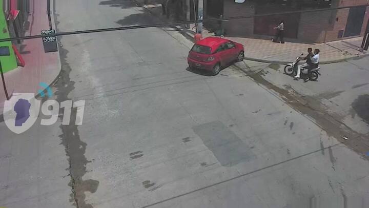 Milagro en Córdoba: joven ciclista atropellada por un Chevrolet Agile que la arrastró varios metros