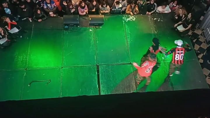 Dos bailarines cayeron del escenario durante un concurso de baile en La Plata