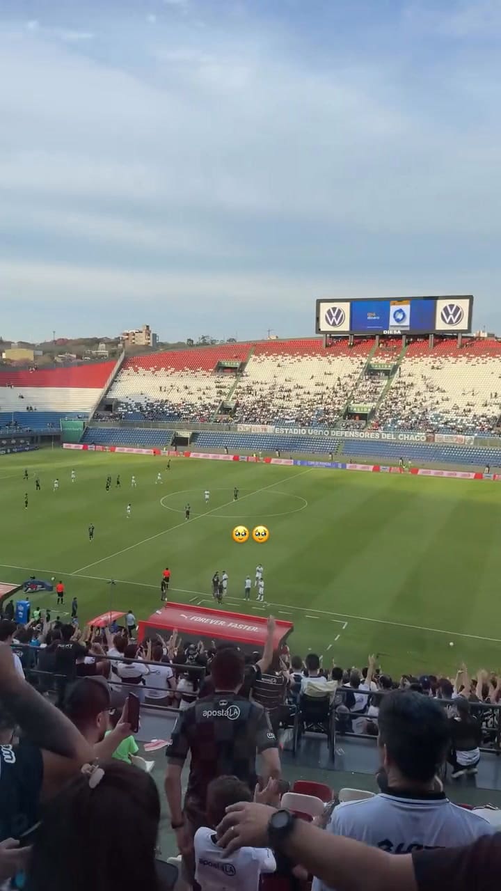El video de la mujer de Tim Payne en la tribuna en Paraguay