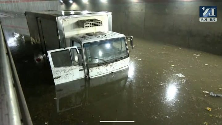 Sigue lloviendo y hay inundaciones en varios puntos del Conurbano: un camión quedó atrapado en un paso nivel