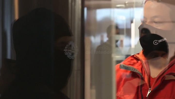 Llegó extraditado desde Uruguay acusado de disparar un mortero - Fuente: Min. del Interior