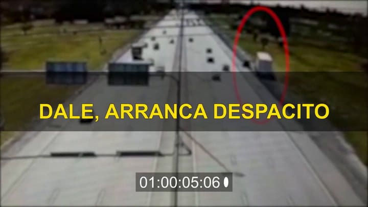El pirata del asfalto le avisa al chofer que lo va a cruzar - Fuente: YouTube