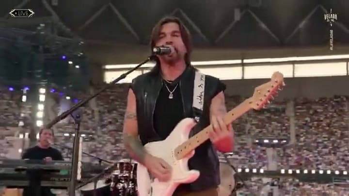 Yami Safdie junto a Juanes entonando "Fotografía"